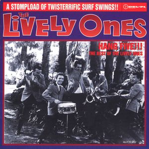 美女的肚子光溜溜的很好看
